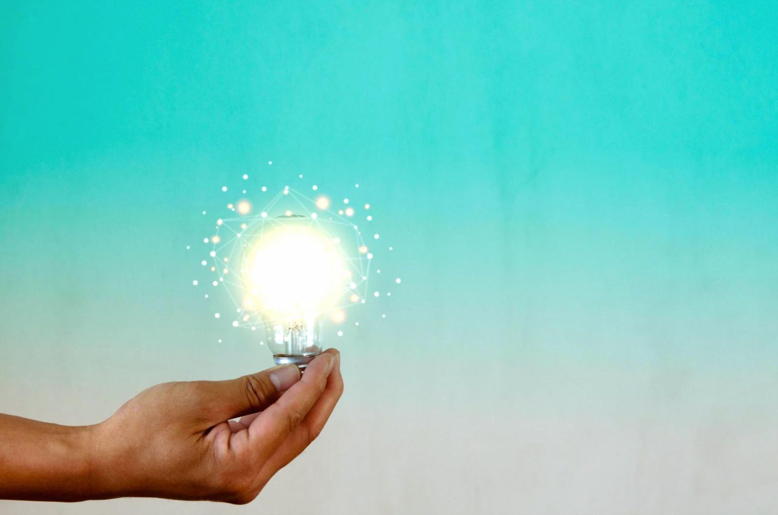 Teilnehmer beim praktischen Arbeiten mit KI-Systemen